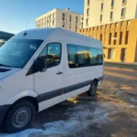 Білий мінівен для трансферу Львів Славське на зимовій вулиці