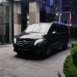 Чорний мінівен для трансферу Львів Вінниця біля входу готелю