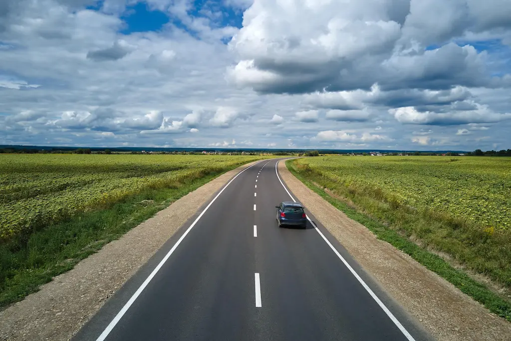 Траса відстань Київ Умань серед полів з авто в дорозі