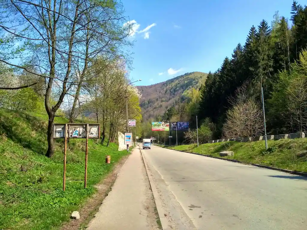 Дорога відстань Львів Яремче на в'їзді в гірське селище навесні