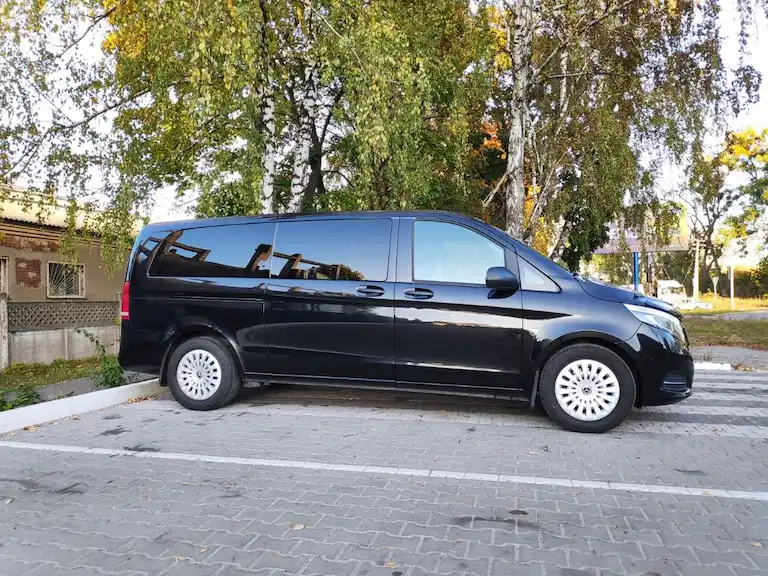 Таксі Львів Трускавець, мінівен Mercedes V-Class збоку