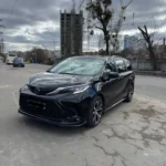 Мінівен Toyota Sienna для трансферу Буковель Львів на міській вулиці