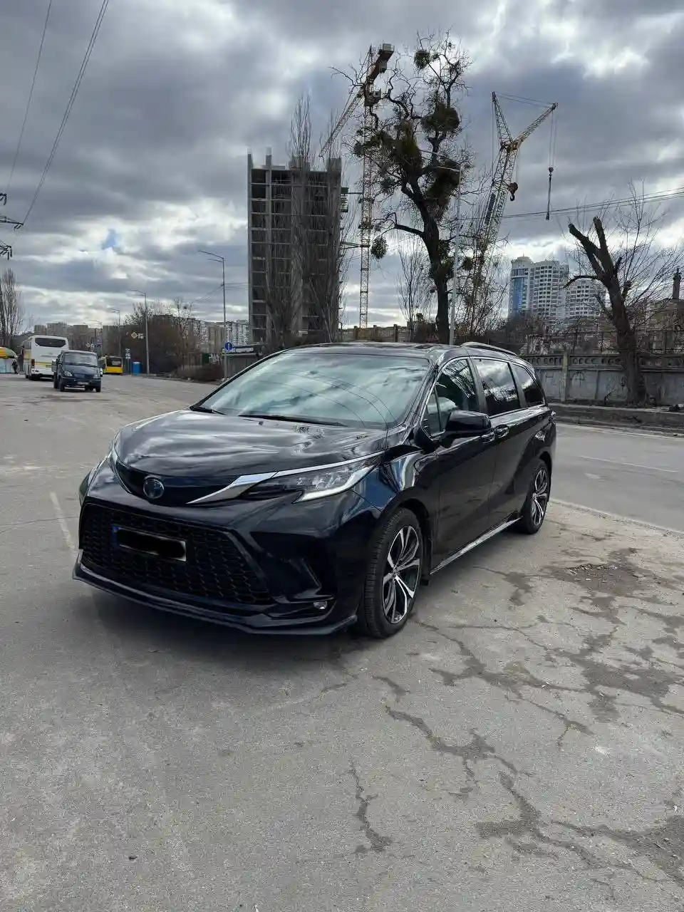 Мінівен Toyota Sienna для трансферу Буковель Львів на міській вулиці