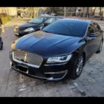 Легкове авто Lincoln для трансферу Буковель Львів на бруківці