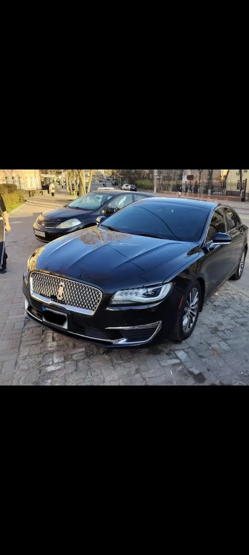 Легкове авто Lincoln для трансферу Буковель Львів на бруківці