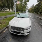 Легкове авто Lincoln для трансферу Буковель Львів на вулиці