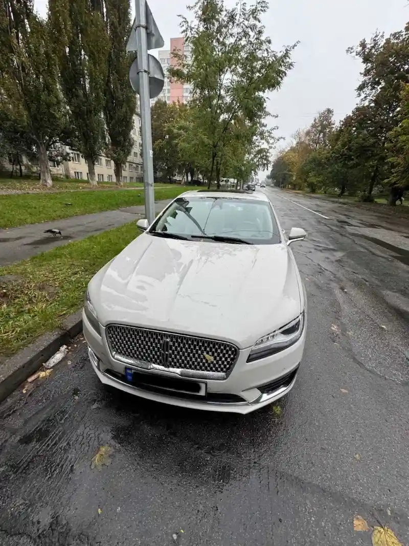 Легкове авто Lincoln для трансферу Буковель Львів на вулиці