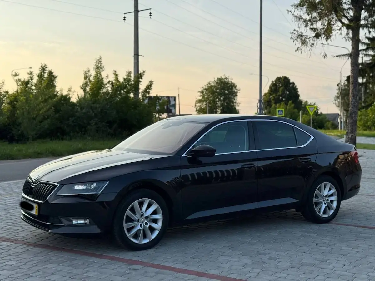 Легкове авто Škoda для трансферу Буковель Львів надвечір