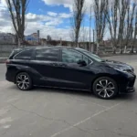 Мінівен Toyota Sienna для трансферу Буковель Львів збоку