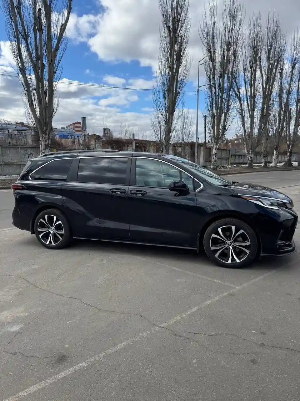 Мінівен Toyota Sienna для трансферу Буковель Львів збоку