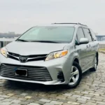 Мінівен Toyota Sienna для трансферу Львів Буковель на набережній