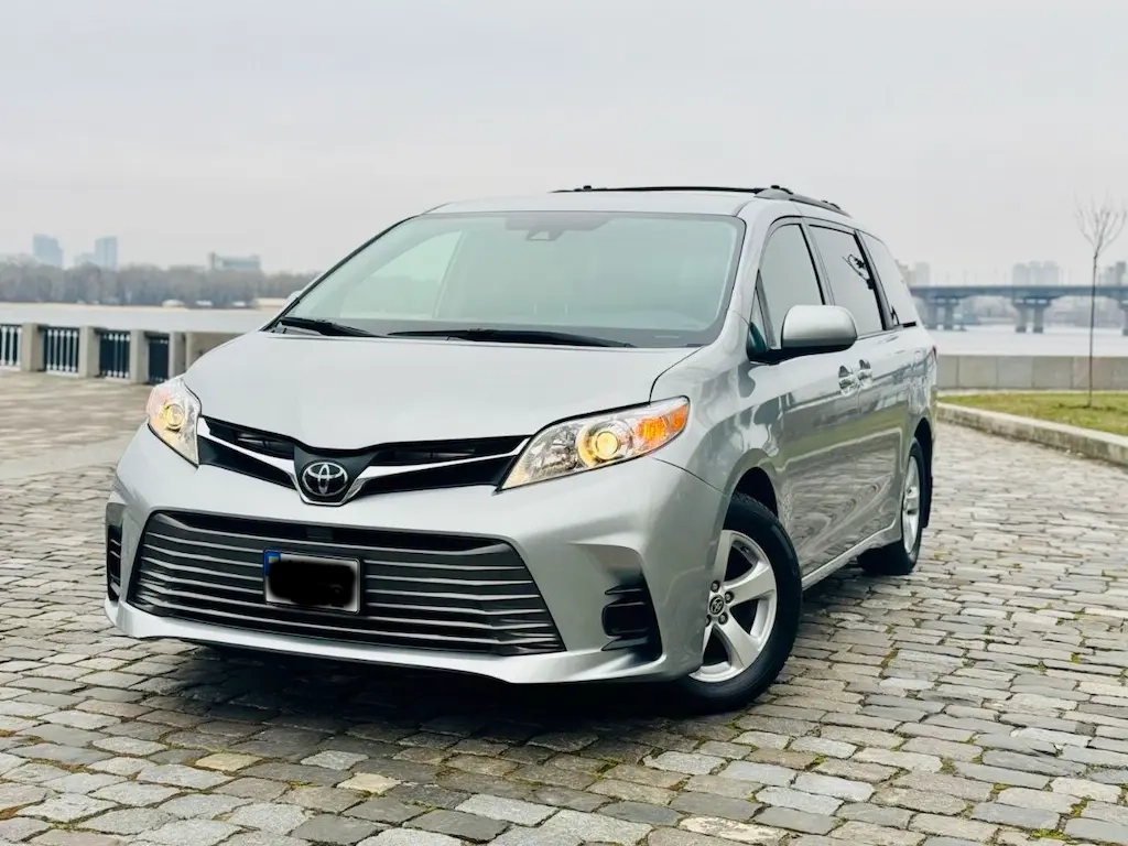 Мінівен Toyota Sienna для трансферу Львів Буковель на набережній