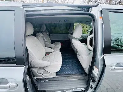 Салон мінівена Toyota Sienna для трансферу Львів Буковель зі світлими сидіннями