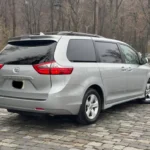 Мінівен Toyota Sienna для трансферу Львів Буковель ззаду в парку