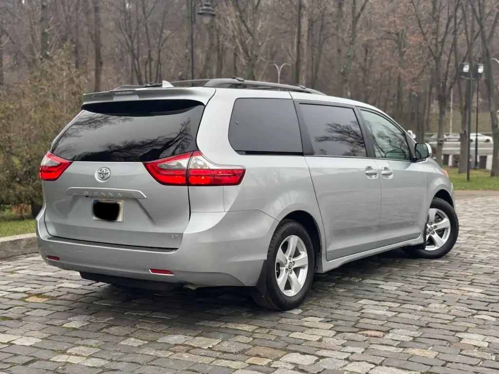 Мінівен Toyota Sienna для трансферу Львів Буковель ззаду в парку