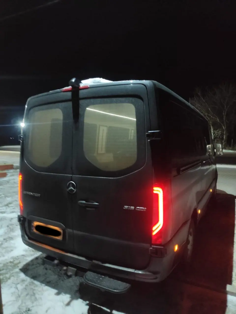 Мінівен Mercedes Sprinter для трансферу Львів Буковель ззаду вночі