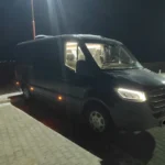Мінівен Mercedes Sprinter для трансферу Львів Буковель збоку вночі