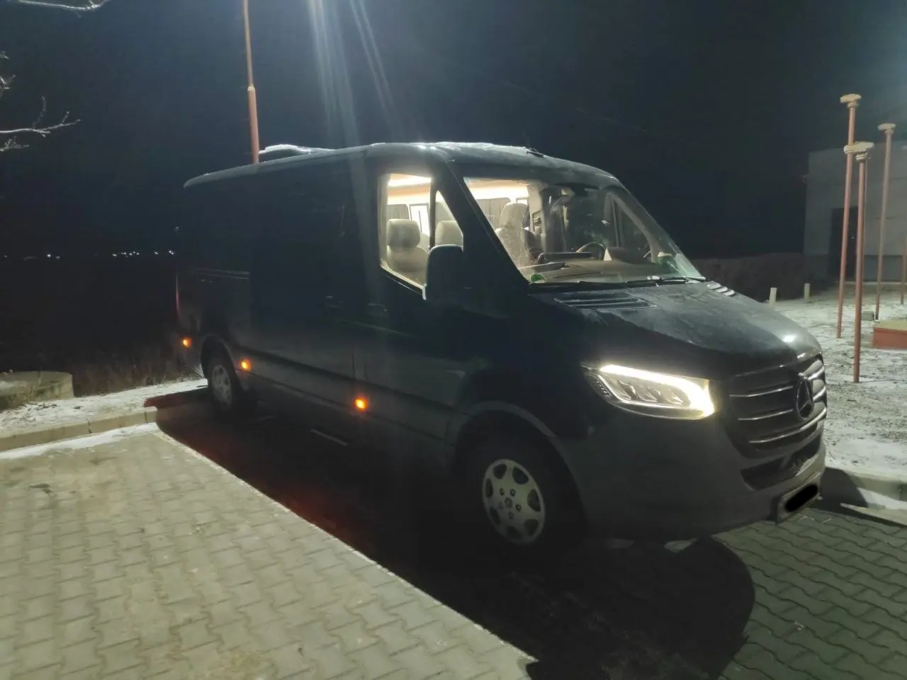 Мінівен Mercedes Sprinter для трансферу Львів Буковель збоку вночі