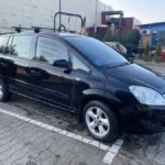 Opel Zafira збоку з багажником на даху для валіз у дорогу до Кишинева