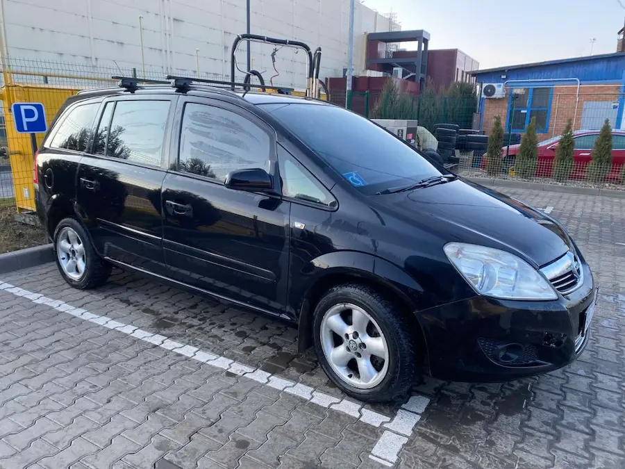 Opel Zafira збоку з багажником на даху для валіз у дорогу до Кишинева