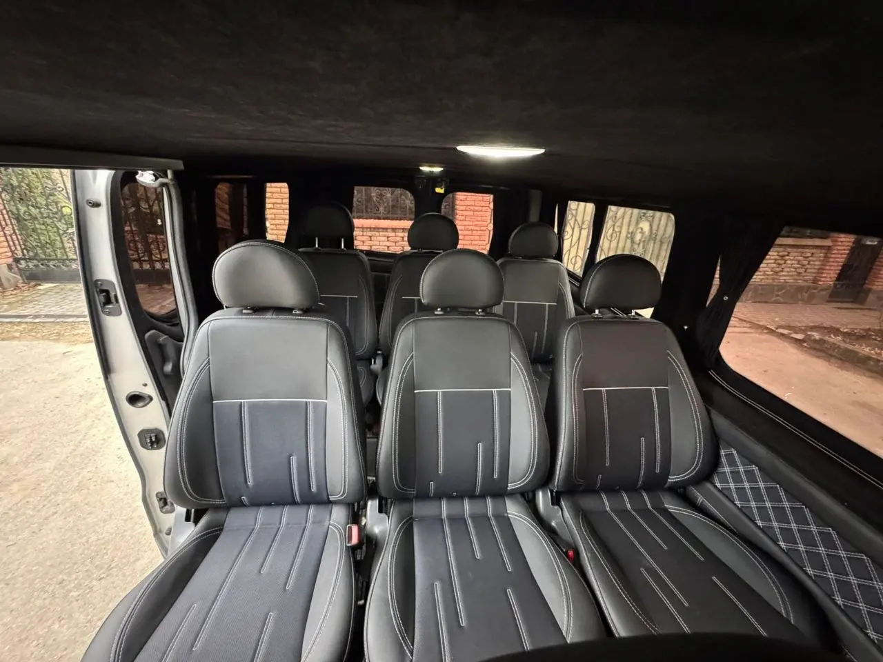 Салон мінівена Renault Trafic на вісім пасажирів для трансферу з Чернівців до аеропорту Кишинева