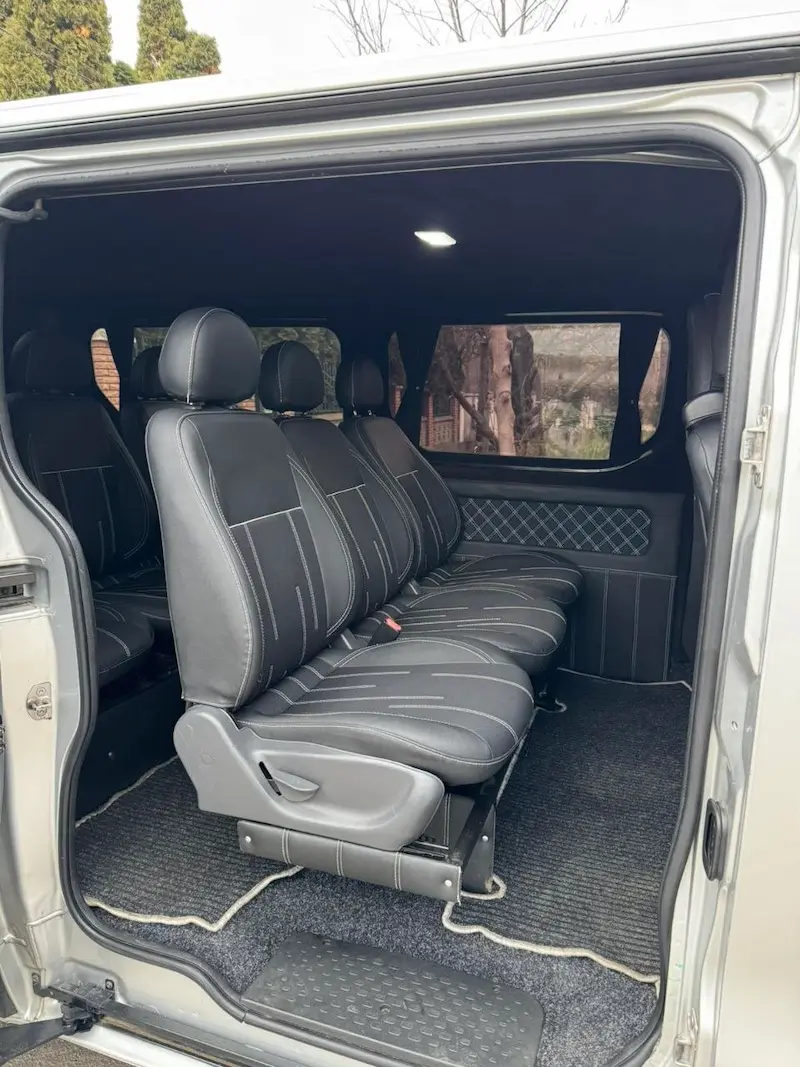 Посадка через бокові двері мінівена Renault Trafic для поїздки Чернівці Кишинів