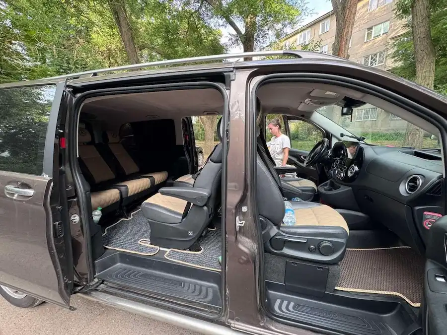 Салон мінівена Mercedes-Benz Vito з місцем для сім'ї та речей на маршруті Київ Берлін
