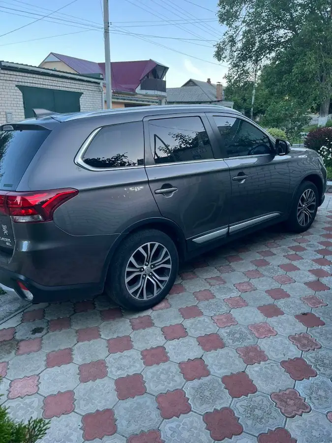 Mitsubishi Outlander для трансферу до Берліна
