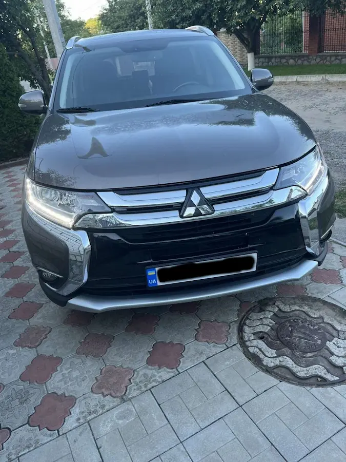 Кросовер Mitsubishi Outlander для поїздки з Києва до Берліна