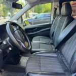 Кабіна водія і передні пасажирські місця мінівена для поїздки з Києва до Бухареста