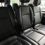 Задній ряд мінівена з кріпленнями ISOFIX для дитячого крісла в дорозі до Бухареста