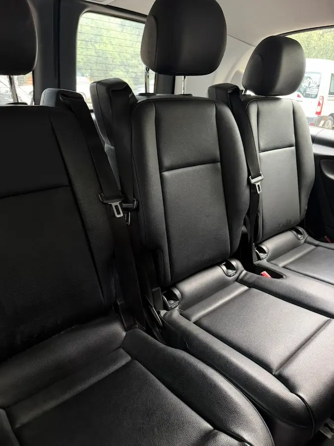 Задній ряд мінівена з кріпленнями ISOFIX для дитячого крісла в дорозі до Бухареста