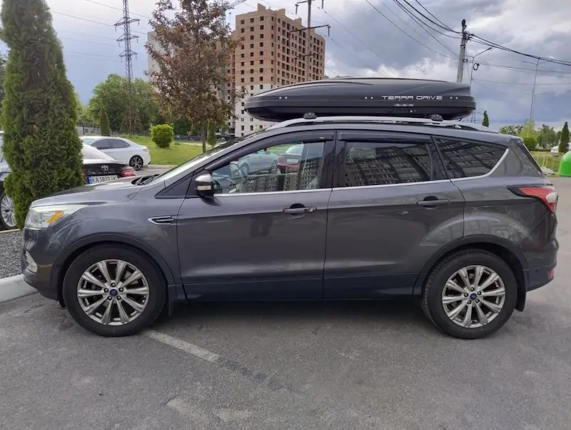 Київ Познань: сірий Ford Escape з багажним боксом на даху