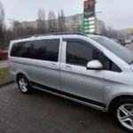 Мінівен Mercedes-Benz Vito для групи з валізами на маршруті Київ Прага