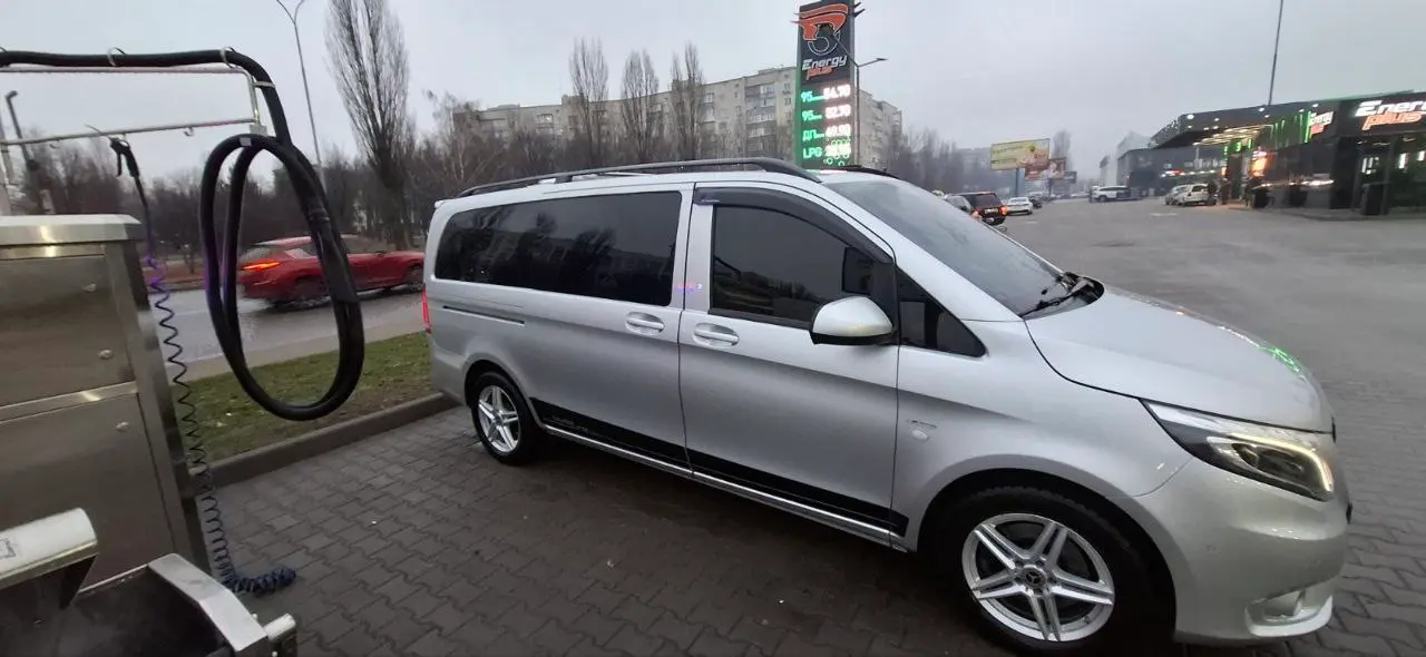 Мінівен Mercedes-Benz Vito для групи з валізами на маршруті Київ Прага