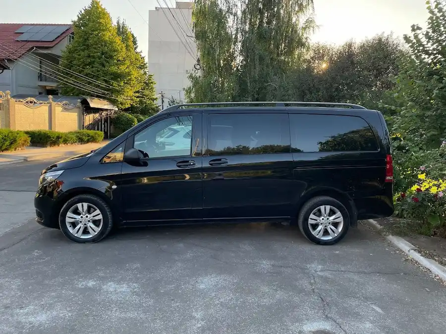 Чорний Mercedes-Benz Vito з тонованими вікнами для поїздки з Києва до Софії