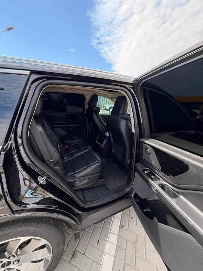 Шкіряні сидіння другого ряду в салоні Lincoln Aviator для поїздки з Києва до Варни