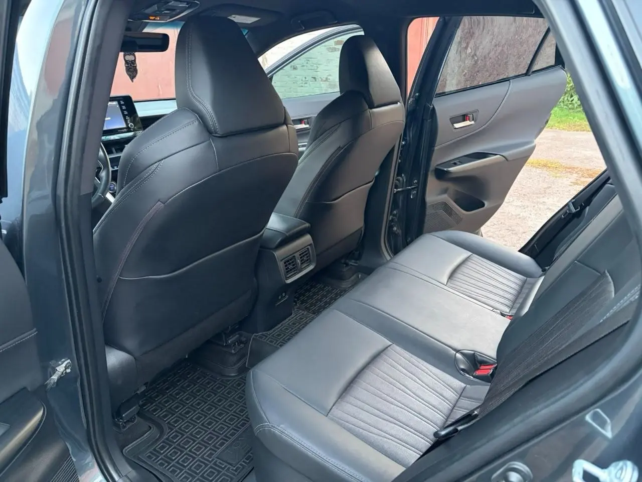 Задній диван у салоні Toyota Venza для дороги з Києва до Варни