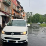 Мікроавтобус Volkswagen Transporter з подачею до під'їзду для поїздки зі Львова до Берліна
