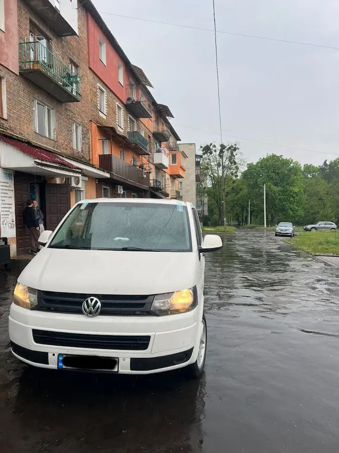 Мікроавтобус Volkswagen Transporter з подачею до під'їзду для поїздки зі Львова до Берліна