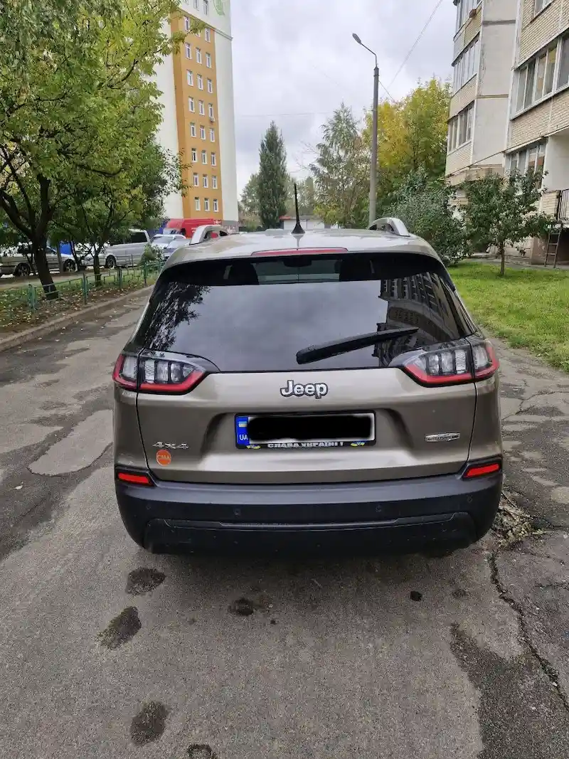 Jeep Cherokee 4x4 з багажником для валіз у поїздці Львів Кишинів