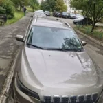 Jeep Cherokee спереду перед виїздом з адреси у Львові до Кишинева