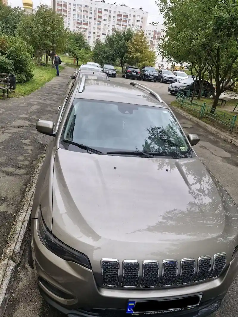 Jeep Cherokee спереду перед виїздом з адреси у Львові до Кишинева