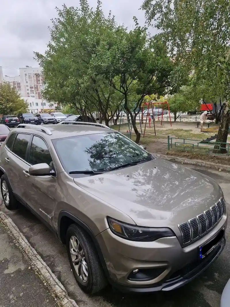 Позашляховик Jeep Cherokee для довгої дороги зі Львова до Молдови