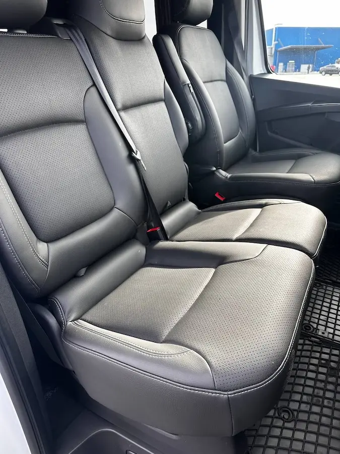 Шкіряні сидіння з перфорацією в салоні Renault Trafic для поїздки зі Львова до Праги