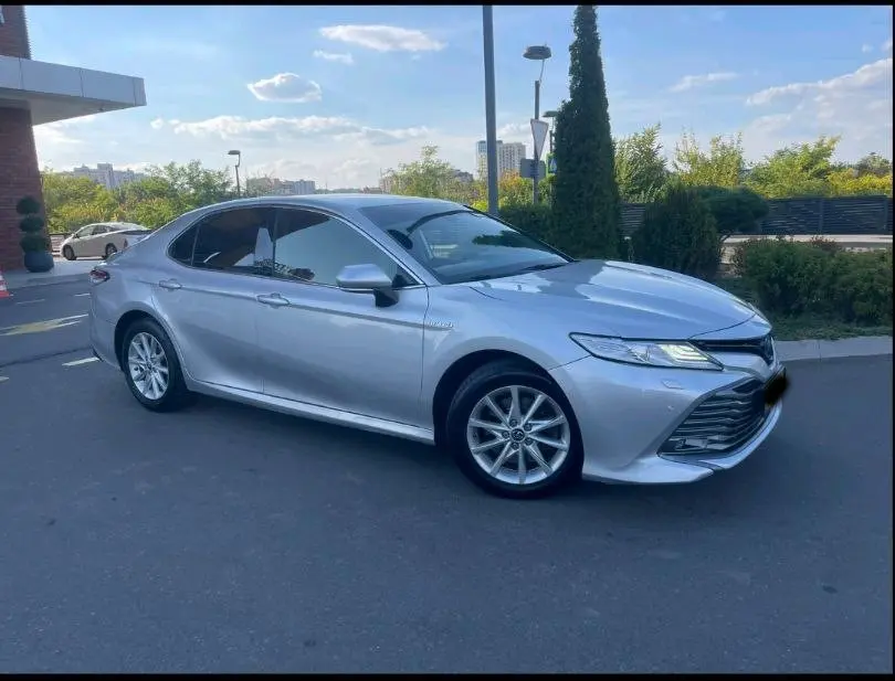 Львів Вроцлав: сріблястий седан Toyota Camry на парковці