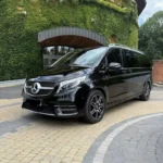 Трансфер Ужгород Кошице, мінівен Mercedes V-Class біля входу в будівлю
