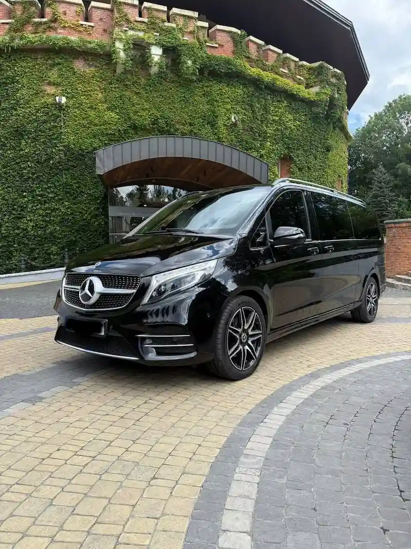 Трансфер Ужгород Кошице, мінівен Mercedes V-Class біля входу в будівлю