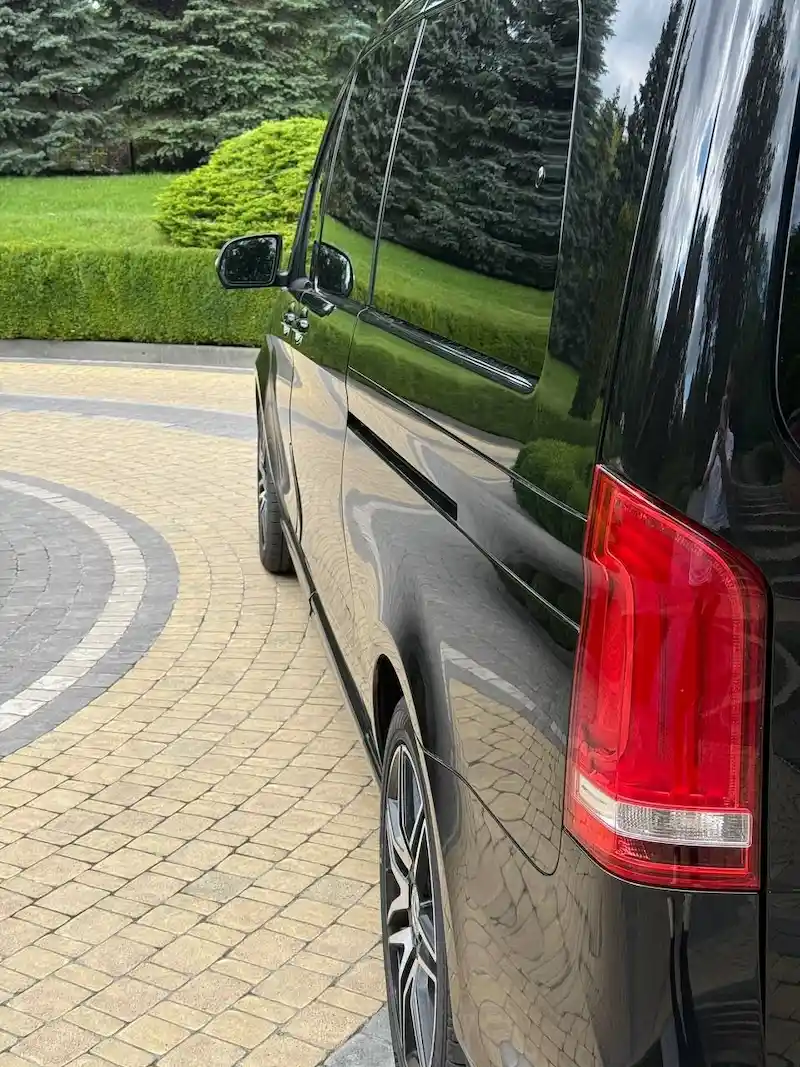 Трансфер Ужгород Кошице, бік мінівена Mercedes V-Class із заднім ліхтарем