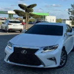 Білий седан Lexus ES для трансферу з Одеси до Бухареста й аеропорту OTP